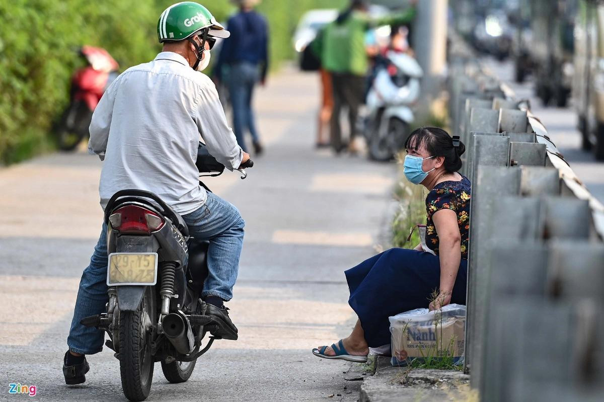 Không đủ sức trèo qua lan can, bà Hoa chui qua khoảng trống giữa 2 thanh sắt để ra đường gom. Cùng chung tâm lý sợ tắc đường nên bà lên Hà Nội sớm một ngày.