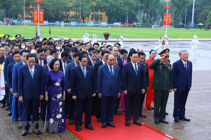 Lãnh đạo Đảng, Nhà nước cùng các đại biểu Quốc hội thành kính tưởng nhớ Chủ tịch Hồ Chí Minh. (Ảnh: Văn Điệp/TTXVN)