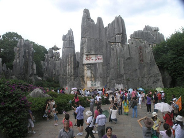 Hốc đá nơi Tôn Ngộ Không bị Phật tổ nhốt 500 năm cũng trở thành điểm check-in độc đáo thu hút khách hàng triệu lượt du khách mỗi năm.