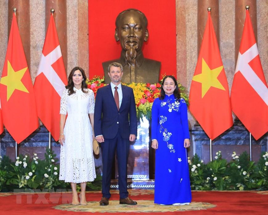 Phó chủ tịch nước Võ Thị Ánh Xuân đón Thái tử kế vị Đan Mạch Frederik và Công nương Mary Elizabeth. (Ảnh: Lâm Khánh/TTXVN) Phó chủ tịch nước Võ Thị Ánh Xuân đón Thái tử kế vị Đan Mạch Frederik và Công nương Mary Elizabeth. (Ảnh: Lâm Khánh/TTXVN)