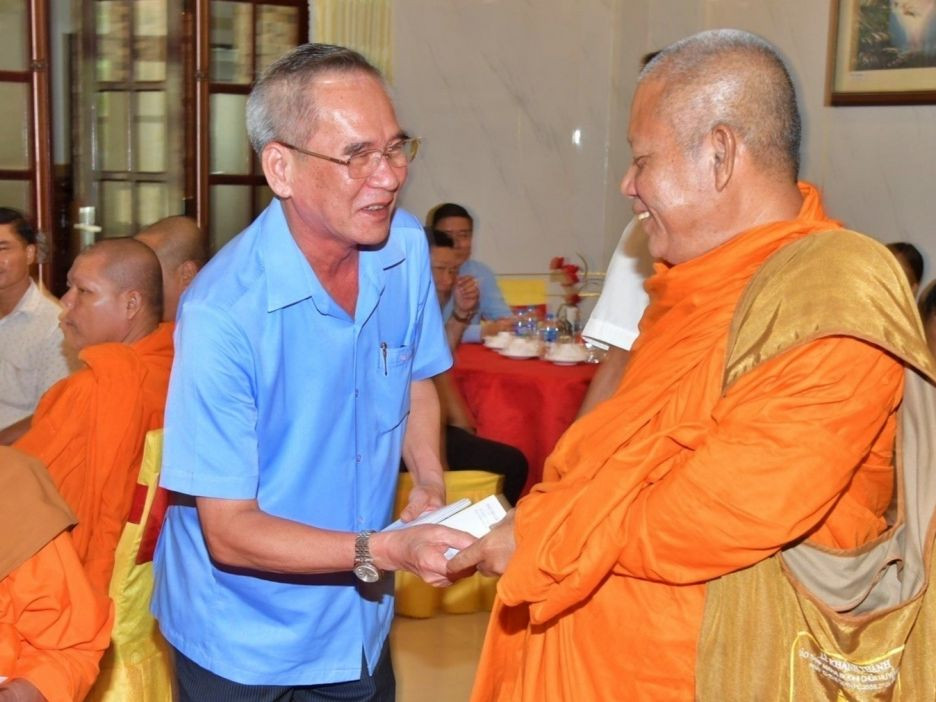 Bí thư Tỉnh ủy Bạc Liêu Lữ Văn Hùng ân cần thăm hỏi sức khỏe, tặng quà cho các chức sắc tôn giáo, người có uy tín trong đồng bào dân tộc Khmer. Ảnh: Nguyễn Tấn Phong Bí thư Tỉnh ủy Bạc Liêu Lữ Văn Hùng ân cần thăm hỏi sức khỏe, tặng quà cho các chức sắc tôn giáo, người có uy tín trong đồng bào dân tộc Khmer. Ảnh: Nguyễn Tấn Phong