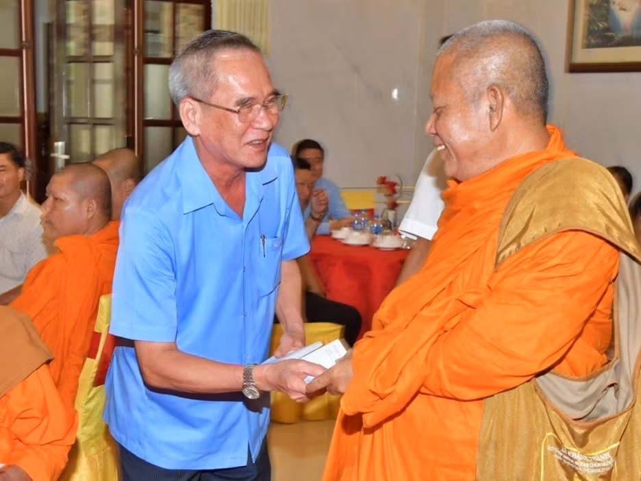 Bí thư Tỉnh ủy Bạc Liêu Lữ Văn Hùng ân cần thăm hỏi sức khỏe, tặng quà cho các chức sắc tôn giáo, người có uy tín trong đồng bào dân tộc Khmer. Ảnh: Nguyễn Tấn Phong
