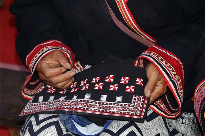 Các nghệ nhân giới thiệu về các loại trang phục truyền thống của dân tộc Dao. Ảnh: TTXVN Các nghệ nhân giới thiệu về các loại trang phục truyền thống của dân tộc Dao. Ảnh: TTXVN