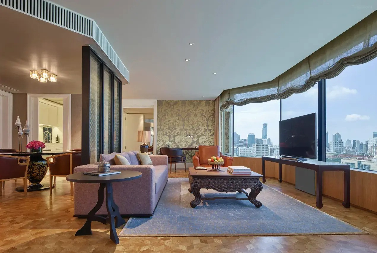 Với tầm nhìn tuyệt đẹp ra quang cảnh thành phố, phòng nghỉ sang trọng tại đây kết hợp nội thất hiện đại và các yếu tố truyền thống của Thái Lan vào trong thiết kế. Với tầm nhìn tuyệt đẹp ra quang cảnh thành phố, phòng nghỉ sang trọng tại đây kết hợp nội thất hiện đại và các yếu tố truyền thống của Thái Lan vào trong thiết kế.