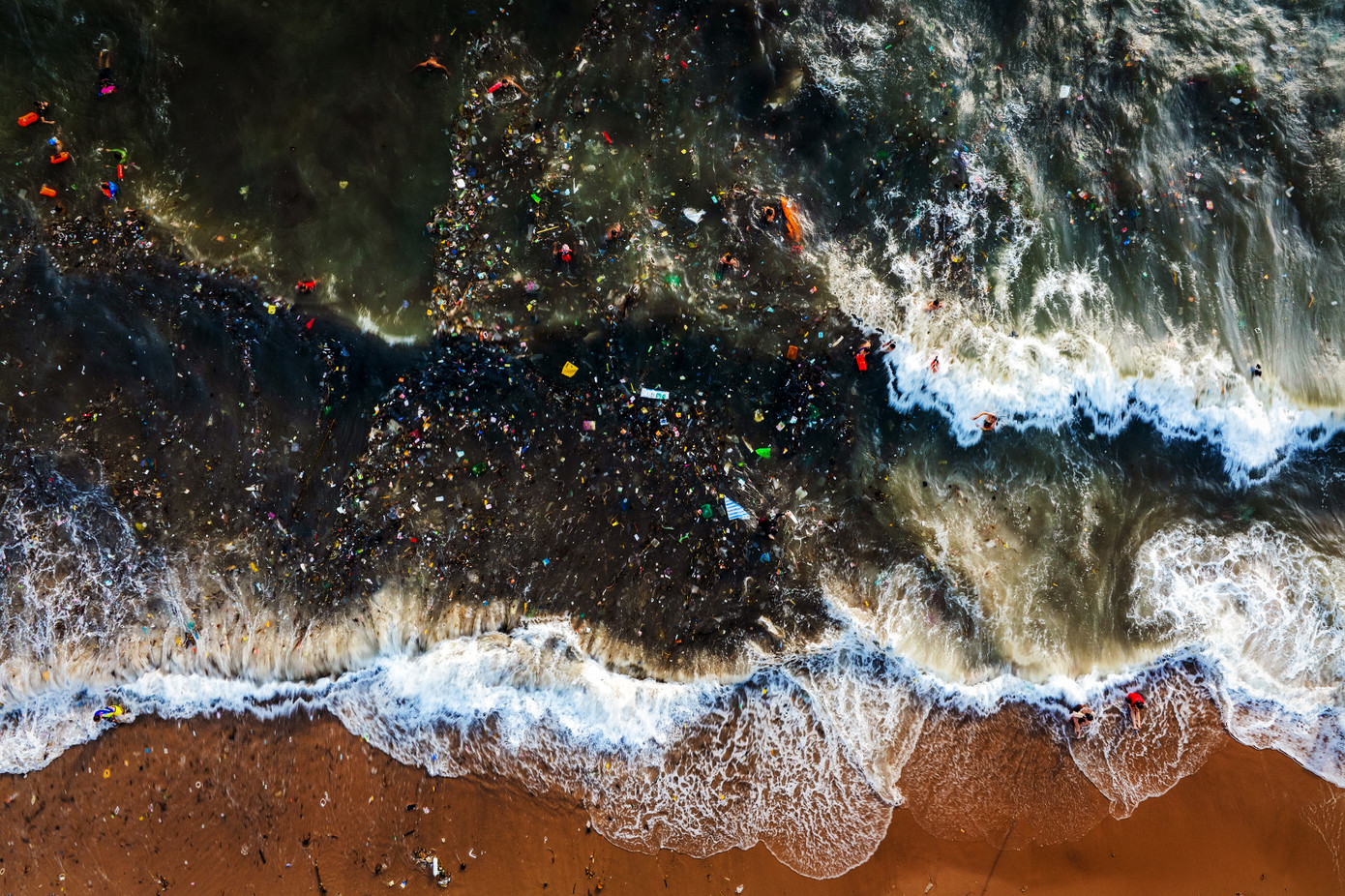 Tác phẩm "Giữa mùa rác đại dương" của tác giả Nguyễn Văn Khởi. Tác phẩm "Giữa mùa rác đại dương" của tác giả Nguyễn Văn Khởi.