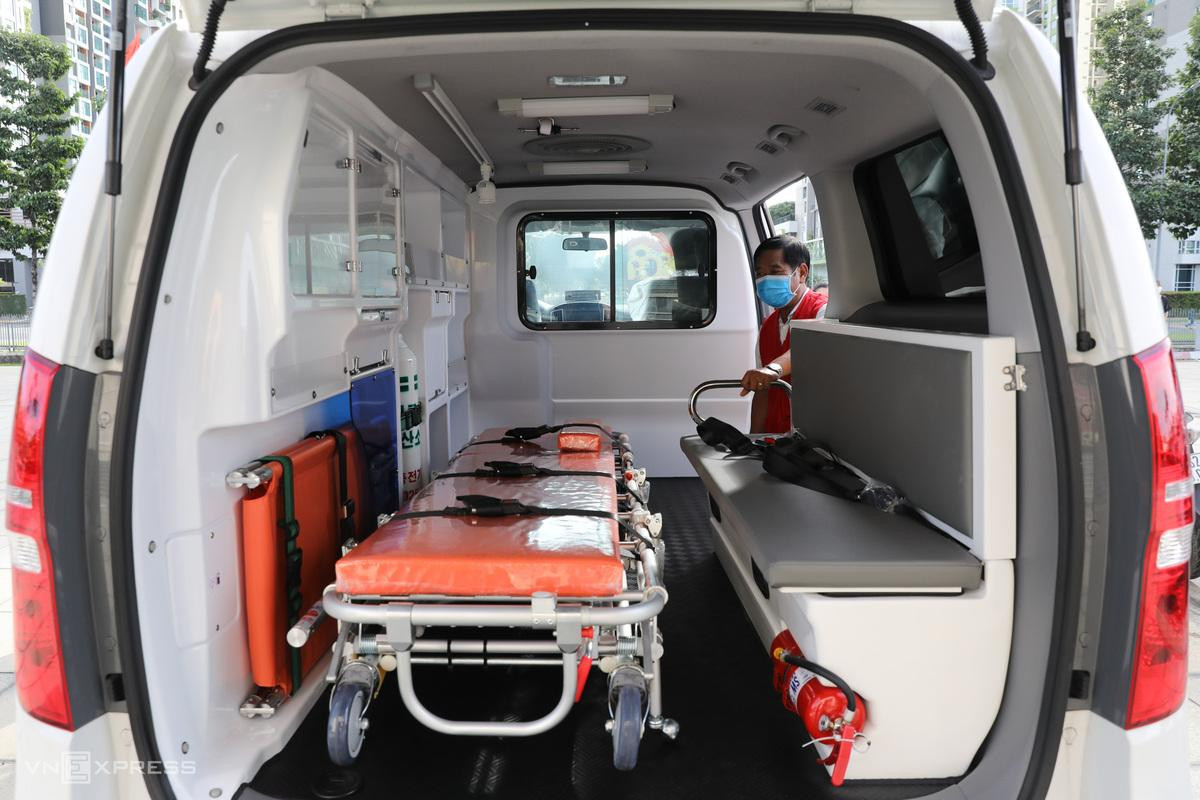 Xe trực cấp cứu được thiết kế có băng ca, tủ đựng thuốc men, bình cứu hỏa... để kịp thời chuyển những người có chuyển biến xấu sau khi tiêm vaccine đến bệnh viện kịp thời.