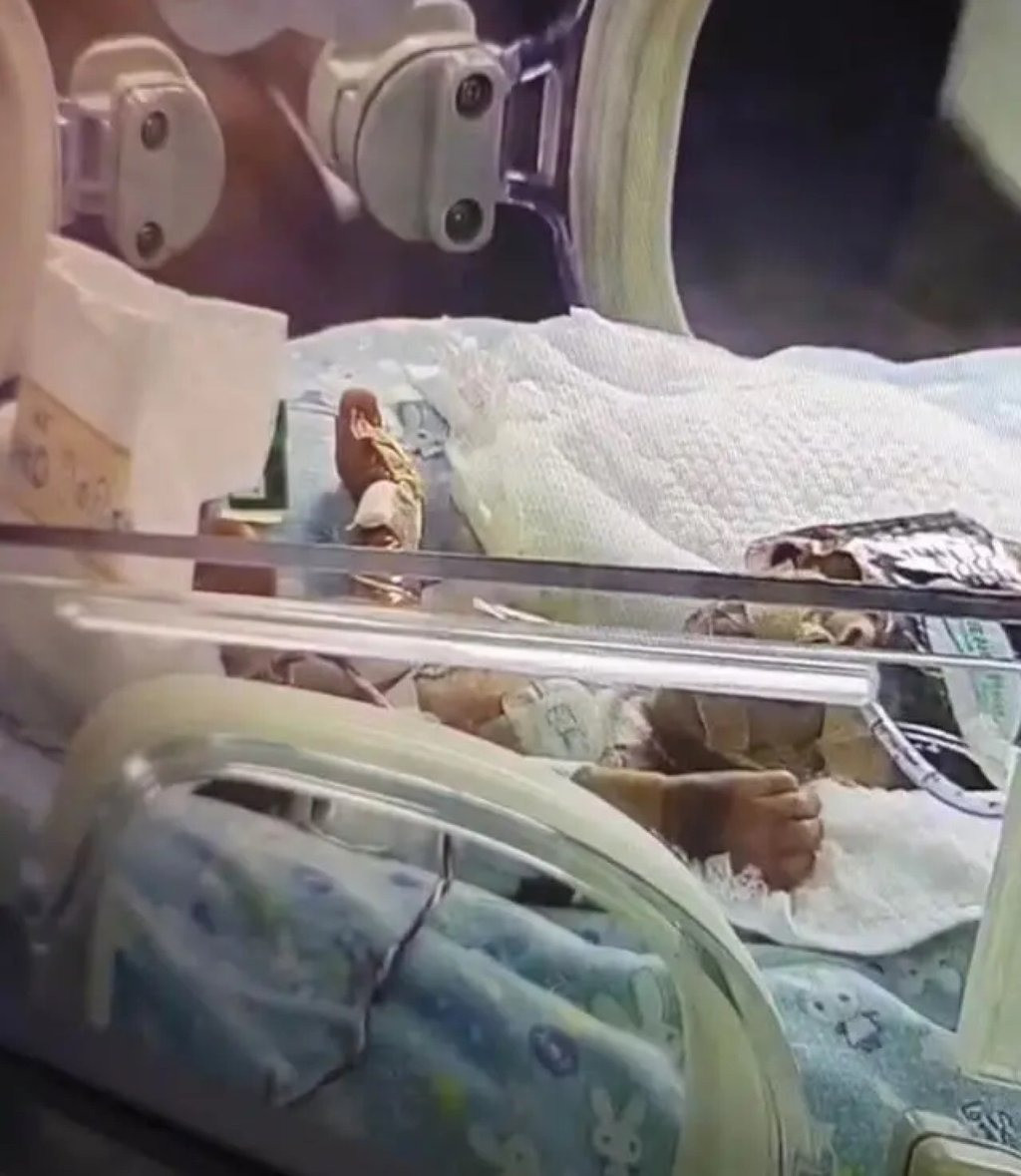 Bé gái sơ sinh đang tiếp tục hồi phục tại bệnh viện sau khi chào đời trên không trung. Ảnh: Baidu.