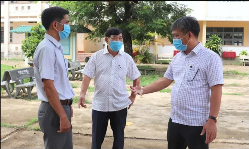 Chủ tịch UBND huyện Hoài Ân Nguyễn Hữu Khúc (bên phải) kiểm tra công tác phòng chống dịch COVID-19 trên địa bàn Chủ tịch UBND huyện Hoài Ân Nguyễn Hữu Khúc (bên phải) kiểm tra công tác phòng chống dịch COVID-19 trên địa bàn