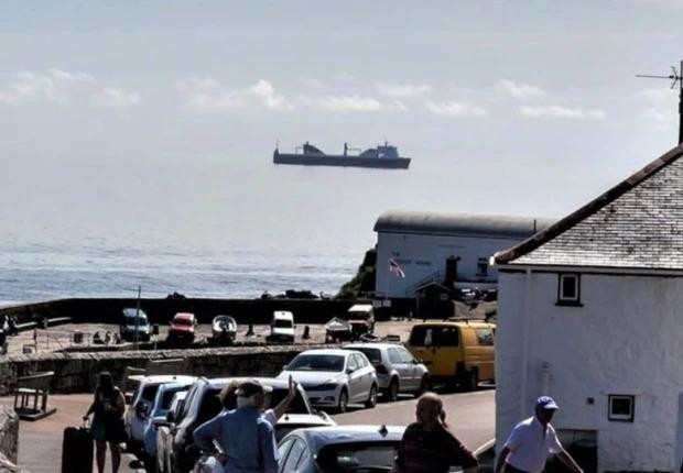 Mới đây mạng xã hội đã "dậy sóng" với hình ảnh kỳ lạ cho thấy một con tàu chở hàng lớn gần ngôi làng nhỏ Coverack ở Cornwall, Anh và nó dường như đang bay lơ lửng phía trên đường chân trời. Mới đây mạng xã hội đã "dậy sóng" với hình ảnh kỳ lạ cho thấy một con tàu chở hàng lớn gần ngôi làng nhỏ Coverack ở Cornwall, Anh và nó dường như đang bay lơ lửng phía trên đường chân trời.