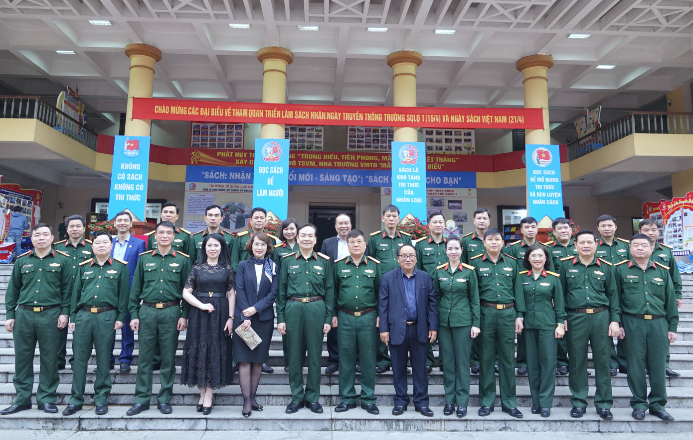 Lãnh đạo các cơ quan, đơn vị cùng các đại biểu về tham dự triển lãm sách, giao lưu tọa đàm và phát động Cuộc thi Đại sứ Văn hóa đọc năm 2023. Lãnh đạo các cơ quan, đơn vị cùng các đại biểu về tham dự triển lãm sách, giao lưu tọa đàm và phát động Cuộc thi Đại sứ Văn hóa đọc năm 2023.