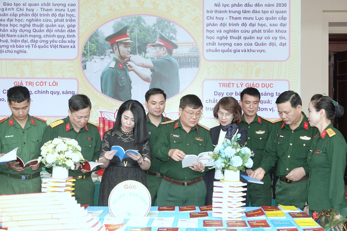 Lãnh đạo các cơ quan, đơn vị cùng các đại biểu về tham quan triển lãm sách tại Trường SQLQ 1, chiều 10/4. Ảnh: Nguyễn Minh Lãnh đạo các cơ quan, đơn vị cùng các đại biểu về tham quan triển lãm sách tại Trường SQLQ 1, chiều 10/4. Ảnh: Nguyễn Minh