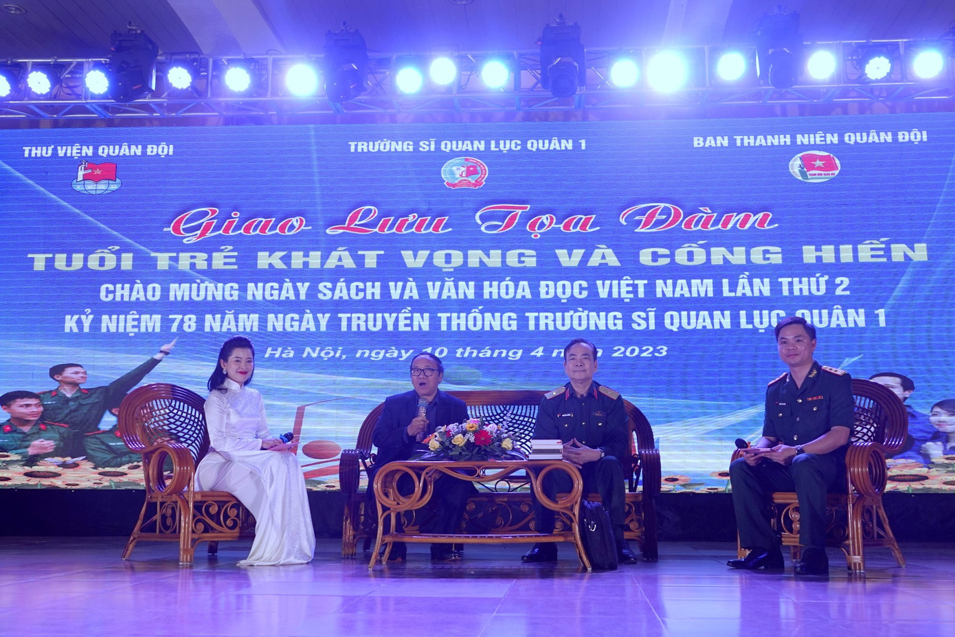 Những chia sẻ giá trị của Thiếu tướng, PGS.TS Nguyễn Bá Dương và nhà thơ Trần Đăng Khoa tại chương trình giao lưu đã “truyền lửa” đam mê sách và đọc sách cho các học viên, sinh viên tham gia chương trình. Những chia sẻ giá trị của Thiếu tướng, PGS.TS Nguyễn Bá Dương và nhà thơ Trần Đăng Khoa tại chương trình giao lưu đã “truyền lửa” đam mê sách và đọc sách cho các học viên, sinh viên tham gia chương trình.