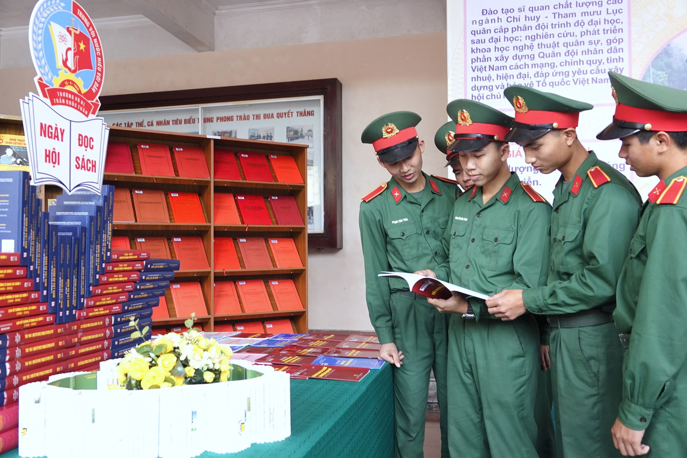 Triển lãm sách báo phục vụ cán bộ giảng viên, học viên, chiến sĩ Trường SQLQ 1 diễn ra từ ngày 10/4 đến hết ngày 21/4/2023. Cuộc thi Đại sứ Văn hóa đọc được tổ chức từ ngày 10/4 đến hết ngày 30/6/2023. Triển lãm sách báo phục vụ cán bộ giảng viên, học viên, chiến sĩ Trường SQLQ 1 diễn ra từ ngày 10/4 đến hết ngày 21/4/2023. Cuộc thi Đại sứ Văn hóa đọc được tổ chức từ ngày 10/4 đến hết ngày 30/6/2023.