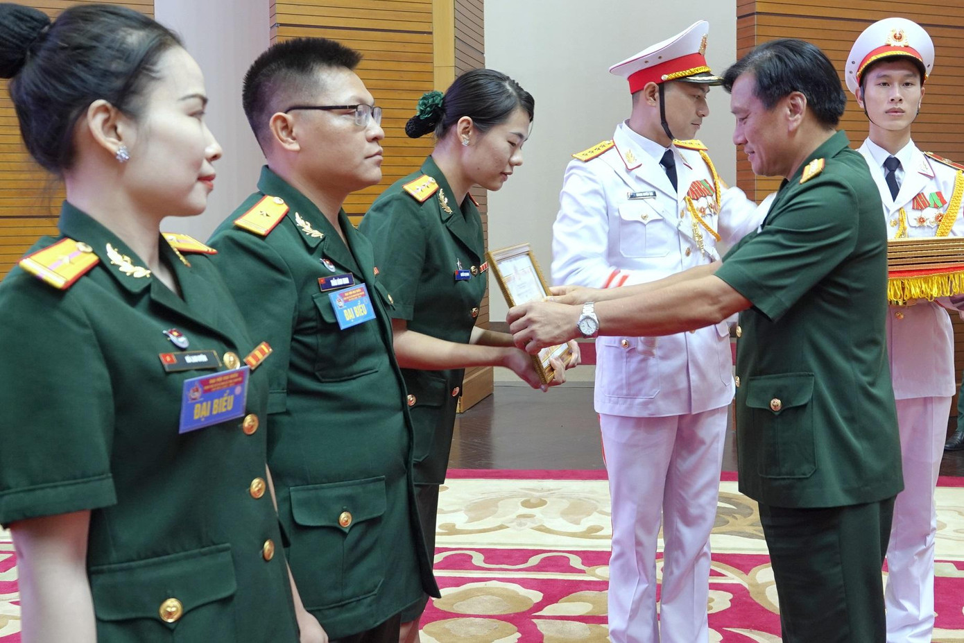 Lãnh đạo Cục Chính trị BTTM tặng Bằng khen cho cán bộ Đoàn và đoàn viên tiêu biểu Lãnh đạo Cục Chính trị BTTM tặng Bằng khen cho cán bộ Đoàn và đoàn viên tiêu biểu