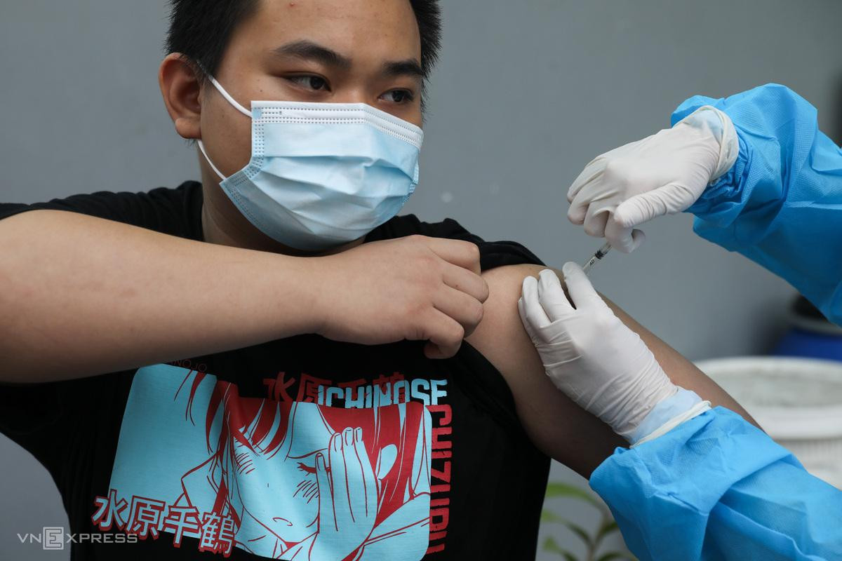 Anh Võ Toàn Thắng được tiêm mũi vaccine thứ hai. "Xong mũi tiêm này thì khả năng miễn dịch sẽ tăng thêm, giúp mọi người thêm an tâm làm nhiệm vụ. Mô hình lưu động này tiện lắm, mọi người đỡ phải đi chuyển ra ngoài", dân quân 21 tuổi cho biết.