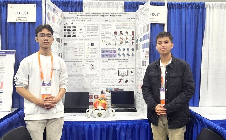 Nguyễn Lê Quốc Bảo và Lê Tuấn Hy tại cuộc thi Khoa học Kỹ thuật quốc tế 2024.