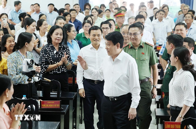 Chủ tịch nước Lương Cường dự Hội nghị tiếp xúc cử tri huyện Hóc Môn và huyện Củ Chi. (Ảnh: Lâm Khánh/TTXVN)