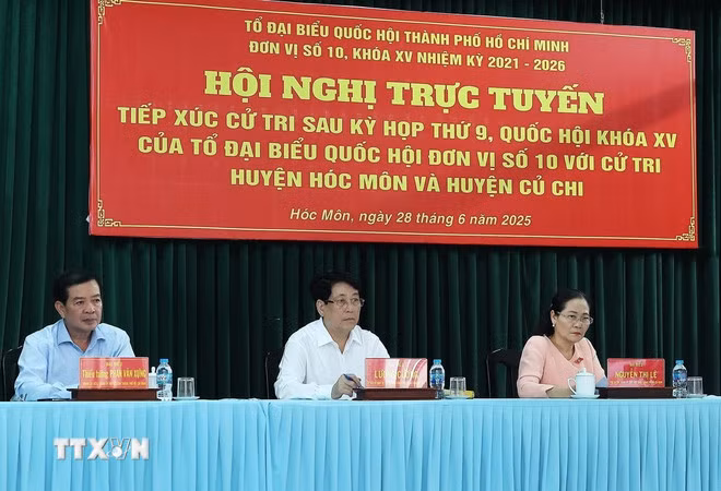 Chủ tịch nước Lương Cường tiếp xúc cử tri huyện Hóc Môn và huyện Củ Chi. (Ảnh: Lâm Khánh/TTXVN) Chủ tịch nước Lương Cường tiếp xúc cử tri huyện Hóc Môn và huyện Củ Chi. (Ảnh: Lâm Khánh/TTXVN)