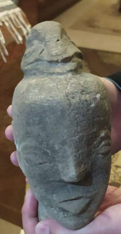 Các chuyên gia cho rằng tác phẩm điêu khắc cao 22,86cm mô tả Anat - vị thần của người Canaan về tình yêu và chiến tranh. Nó có niên đại khoảng 2.500 trước Công nguyên Các chuyên gia cho rằng tác phẩm điêu khắc cao 22,86cm mô tả Anat - vị thần của người Canaan về tình yêu và chiến tranh. Nó có niên đại khoảng 2.500 trước Công nguyên