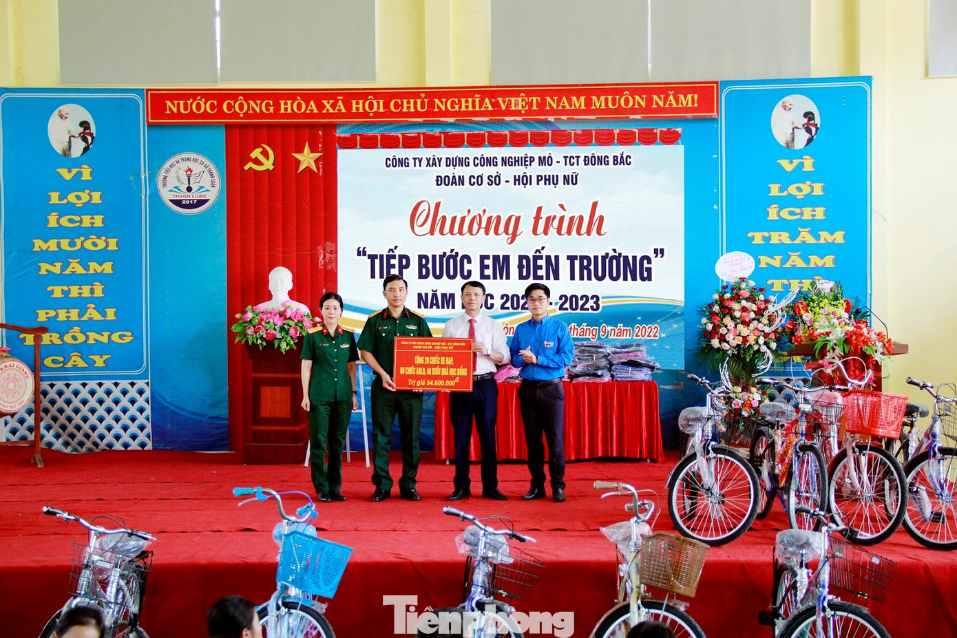 Đại diện Đoàn cơ sở và Hội phụ nữ Công ty Xây dựng Công nghiệp mỏ trao tặng các phần quà gửi tặng các em học sinh ở xã Thanh Luận