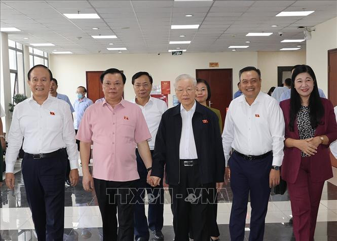 Tổng Bí thư Nguyễn Phú Trọng cùng các đại biểu Đơn vị bầu cử số 1 tiếp xúc cử tri tại quận Hai Bà Trưng. Tổng Bí thư Nguyễn Phú Trọng cùng các đại biểu Đơn vị bầu cử số 1 tiếp xúc cử tri tại quận Hai Bà Trưng.