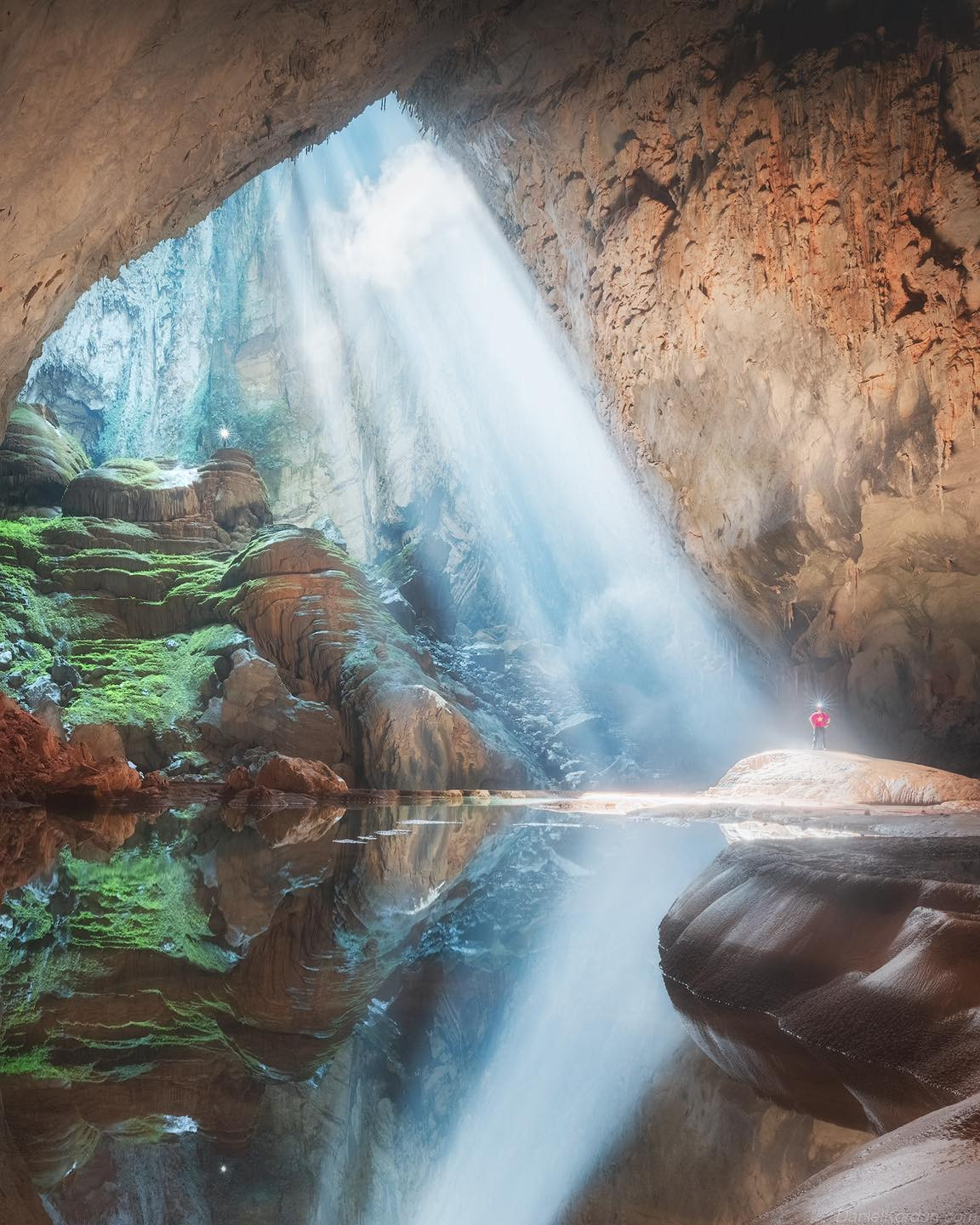 Hang Sơn Đoòng được hình thành khoảng 2-5 triệu năm trước, khi nước sông chảy ngang qua vùng đá vôi đã bị vùi lấp dọc theo một đường đứt gãy. Dòng nước làm xói mòn và tạo ra một đường hầm khổng lồ trong lòng đất dưới dãy núi. Tại những nơi đá mềm, phần trần sụp xuống tạo thành những hố sụt, lâu ngày tạo thành những vòm hang khổng lồ. Ảnh: Daniel Kordan. Hang Sơn Đoòng được hình thành khoảng 2-5 triệu năm trước, khi nước sông chảy ngang qua vùng đá vôi đã bị vùi lấp dọc theo một đường đứt gãy. Dòng nước làm xói mòn và tạo ra một đường hầm khổng lồ trong lòng đất dưới dãy núi. Tại những nơi đá mềm, phần trần sụp xuống tạo thành những hố sụt, lâu ngày tạo thành những vòm hang khổng lồ. Ảnh: Daniel Kordan.