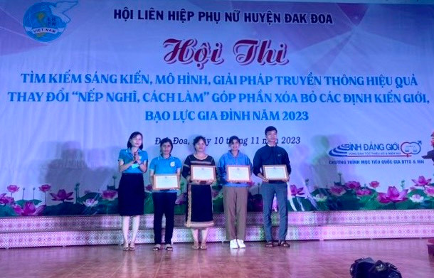 Ban tổ chức trao giải cho các đội dự thi. Ảnh: Ban tổ chức