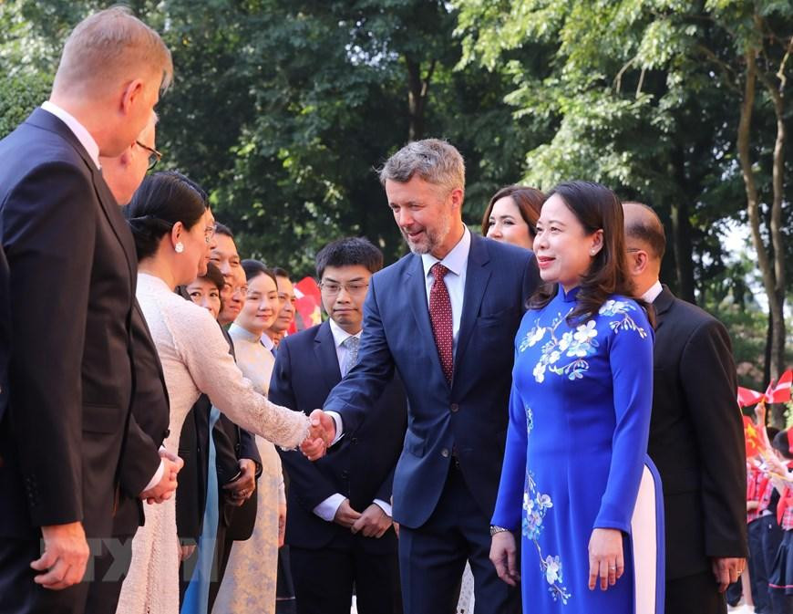 Phó Chủ tịch nước Võ Thị Ánh Xuân giới thiệu các đại biểu Việt Nam với Thái tử kế vị Đan Mạch Frederik. (Ảnh: Lâm Khánh/TTXVN) Phó Chủ tịch nước Võ Thị Ánh Xuân giới thiệu các đại biểu Việt Nam với Thái tử kế vị Đan Mạch Frederik. (Ảnh: Lâm Khánh/TTXVN)