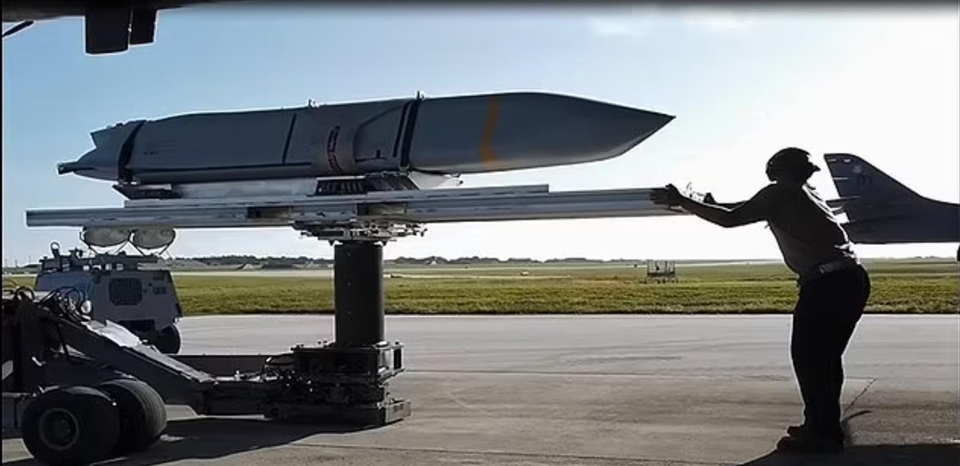 Tên lửa hành trình JASSM của Mỹ hiện nay có tầm bắn vào khoảng 370km. Theo PopularMechanics.com, Không quân tin rằng họ có thể bắn tới 32 tên lửa hành trình trên một máy bay vận tải.