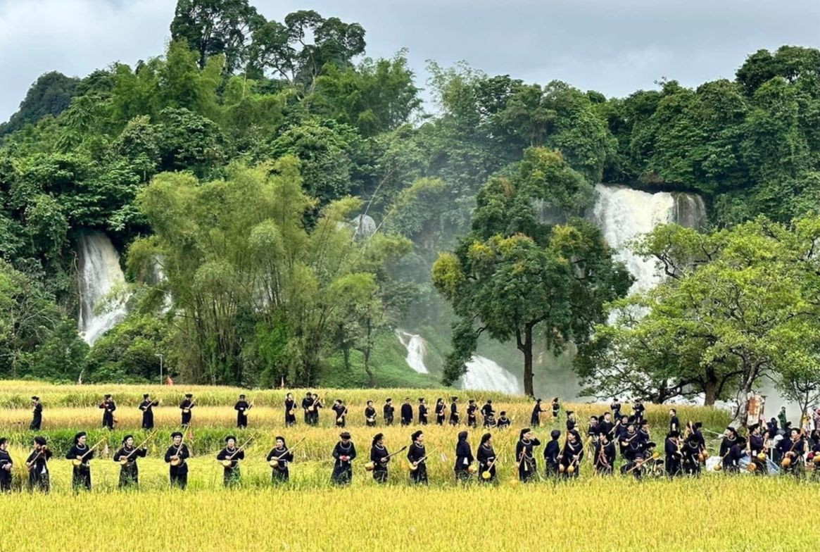 Màn đồng diễn có sự tham gia của 1.000 diễn viên, quần chúng trong trang phục dân tộc Tày, Nùng. Màn đồng diễn có sự tham gia của 1.000 diễn viên, quần chúng trong trang phục dân tộc Tày, Nùng.