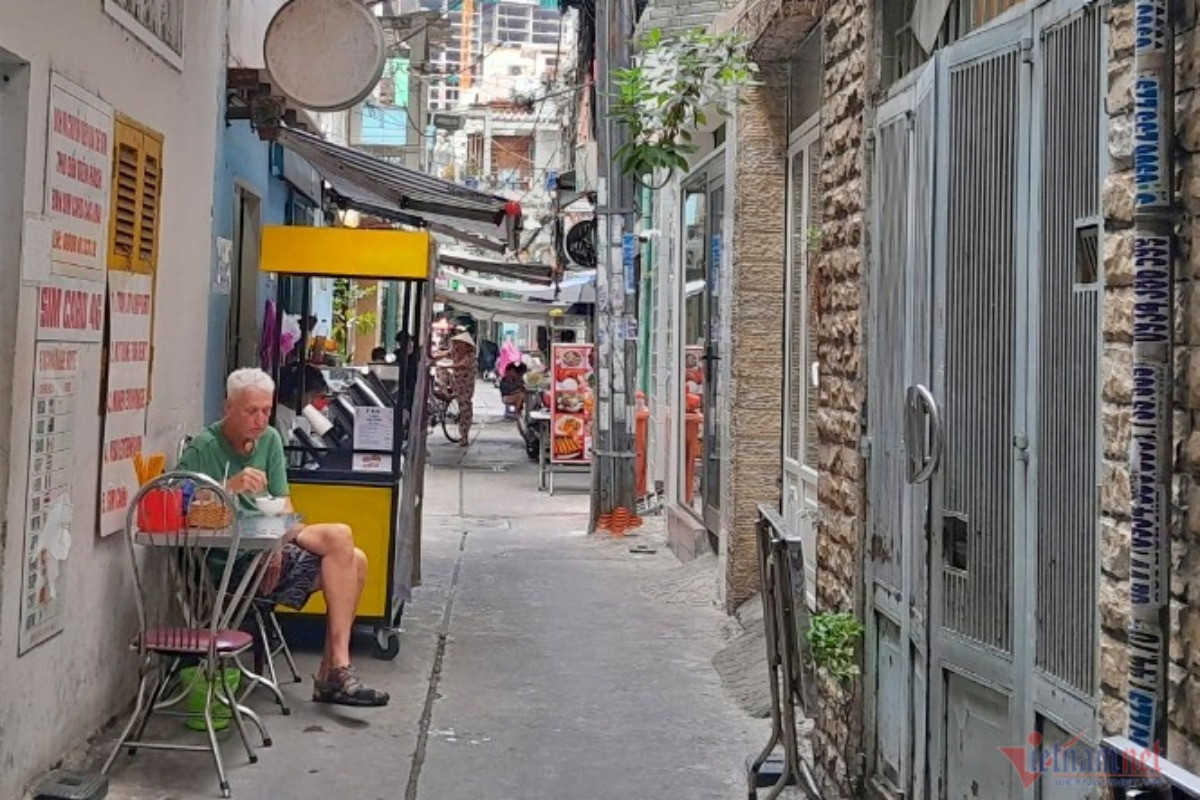 Du khách thong thả ăn sáng ở hẻm phố Tây. Ảnh: Ngọc Lài. Du khách thong thả ăn sáng ở hẻm phố Tây. Ảnh: Ngọc Lài.