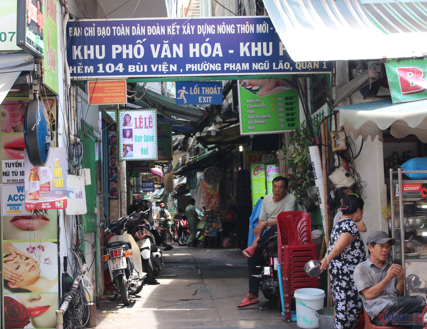 Con hẻm giữa lòng phố Tây có một đầu mang tên hẻm 104 Bùi Viện, đầu kia là hẻm 241 Phạm Ngũ Lão. Ảnh: Ngọc Lài. Con hẻm giữa lòng phố Tây có một đầu mang tên hẻm 104 Bùi Viện, đầu kia là hẻm 241 Phạm Ngũ Lão. Ảnh: Ngọc Lài.