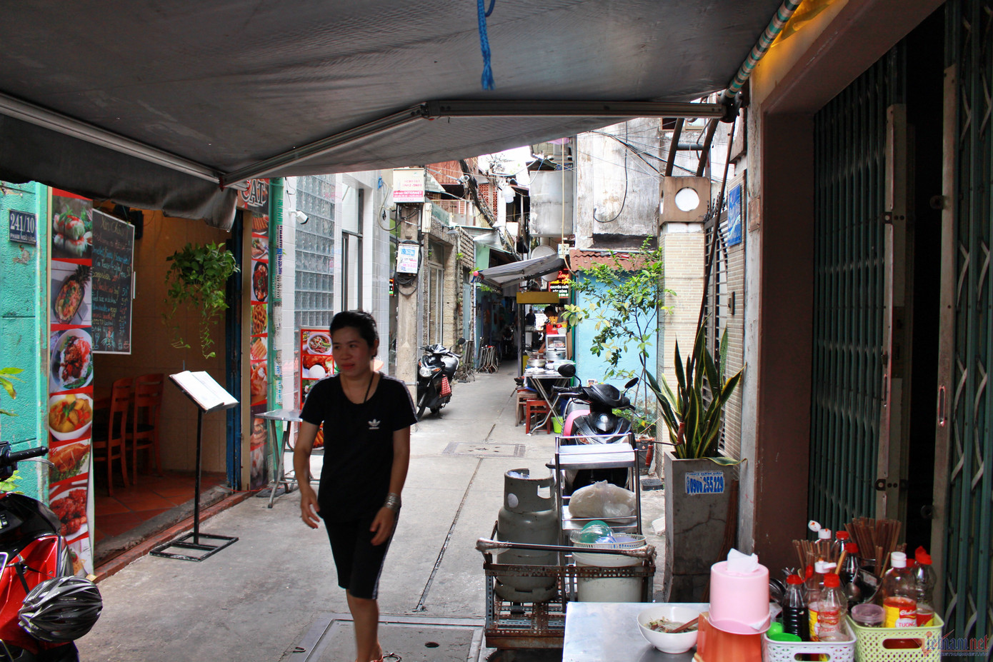 Ở hẻm phố Tây còn quán hủ tiếu của chị Lệ và quán bún riêu không phải trả tiền thuê mặt bằng. Ảnh: Ngọc Lài. Ở hẻm phố Tây còn quán hủ tiếu của chị Lệ và quán bún riêu không phải trả tiền thuê mặt bằng. Ảnh: Ngọc Lài.