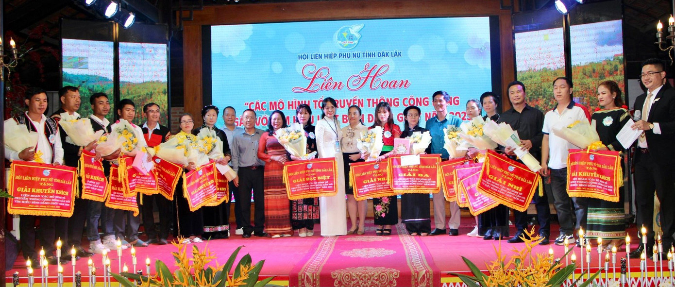 Ban tổ chức trao giải cho các đội thi Ban tổ chức trao giải cho các đội thi