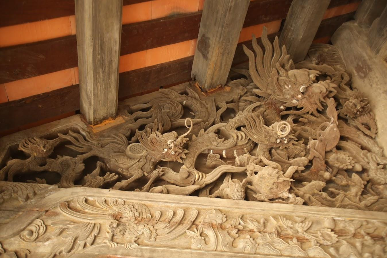 Bức chạm long lân vô cùng tỉ mỉ và tinh xảo. Những bức chạm khắc hình rồng mang dấu ấn đặc trưng thời Trần