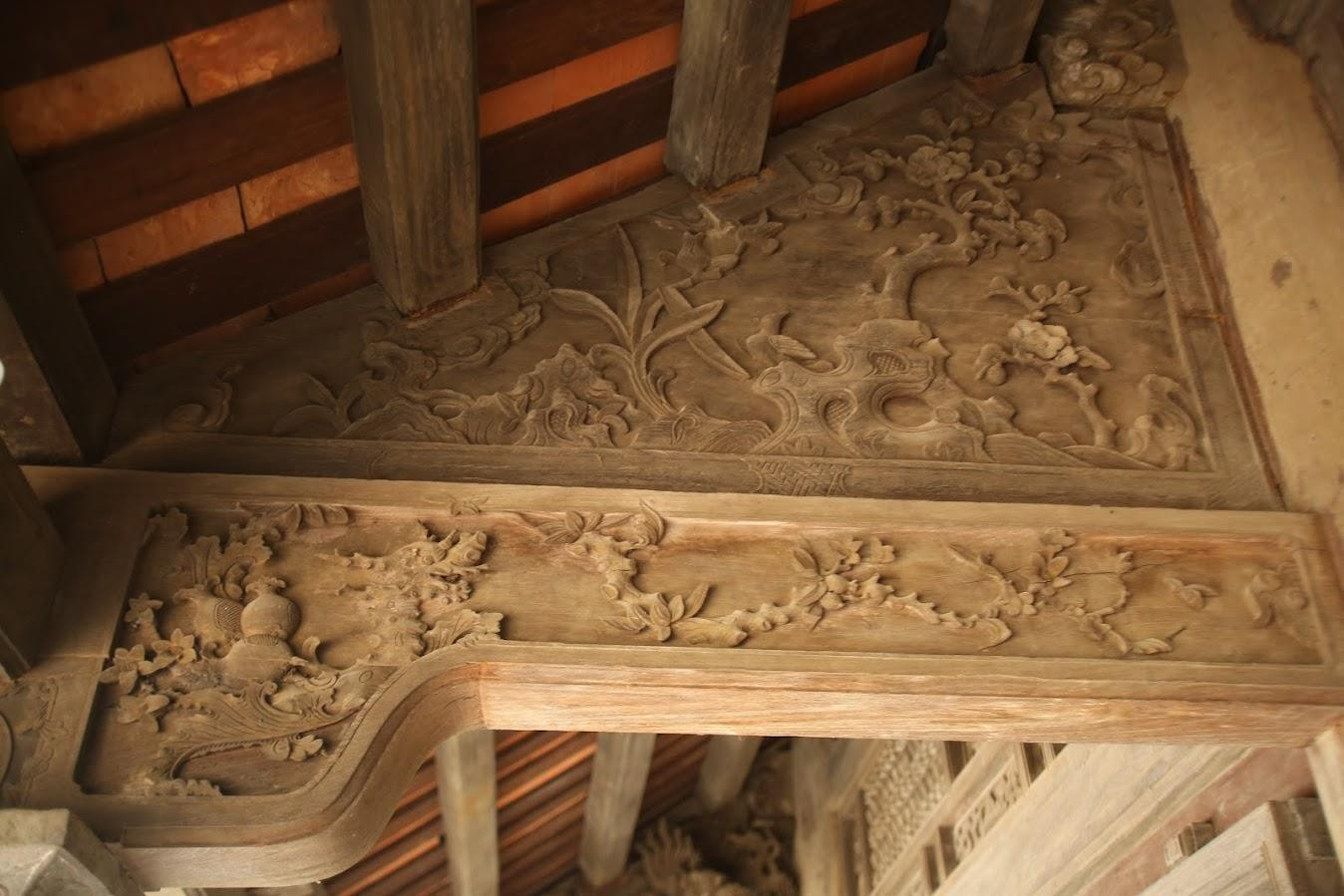 Bức chạm hình cây tùng