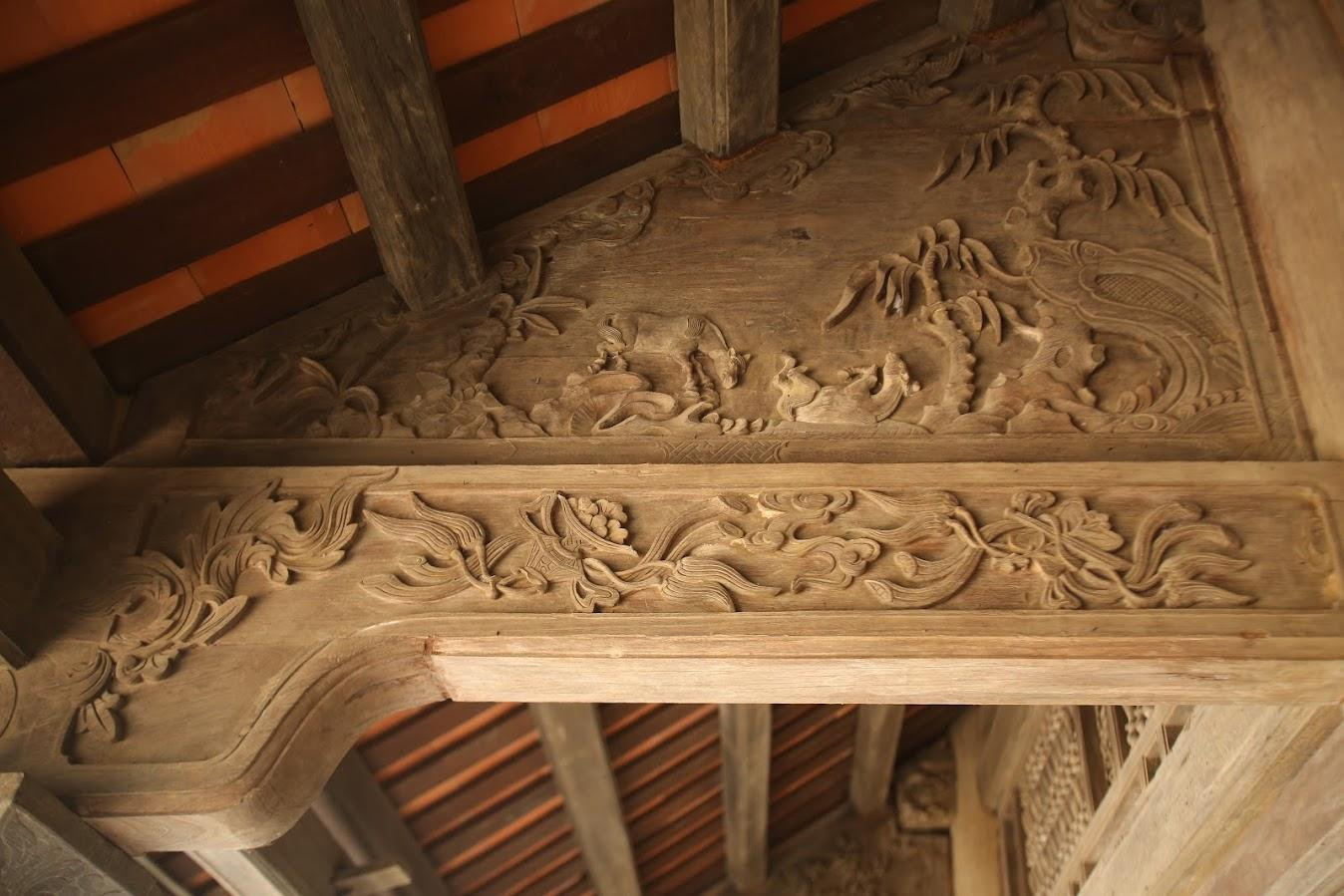 Trong chùa có nhiều bức điêu khắc gỗ độc đáo.