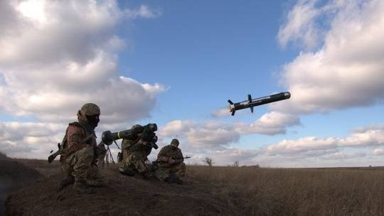 Binh sĩ Ukraine bắn tên lửa chống tăng FGM-148 Javelin trong cuộc huấn luyện gần Donetsk ngày 22/12/2021. Ảnh: Bộ Quốc phòng Ukraine Binh sĩ Ukraine bắn tên lửa chống tăng FGM-148 Javelin trong cuộc huấn luyện gần Donetsk ngày 22/12/2021. Ảnh: Bộ Quốc phòng Ukraine