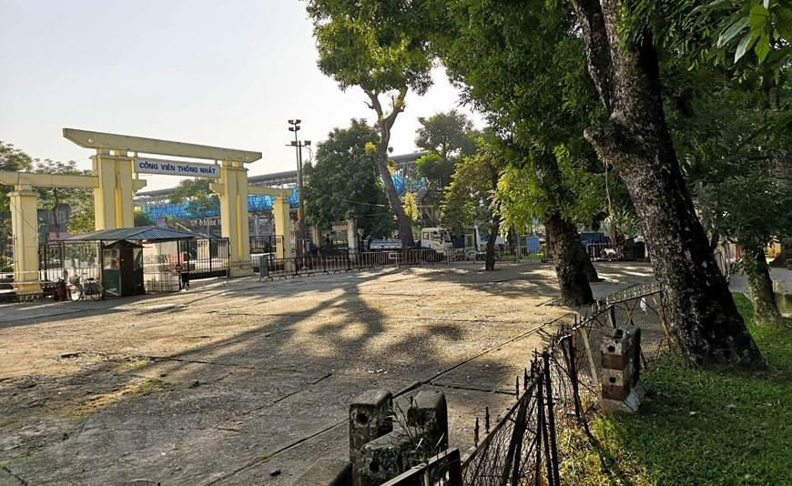 Công viên Thống Nhất đang phong tỏa để phòng, chống dịch COVID-19, người dân tạm thời không đến nơi này.(Ảnh: Thanh Tùng/TTXVN)