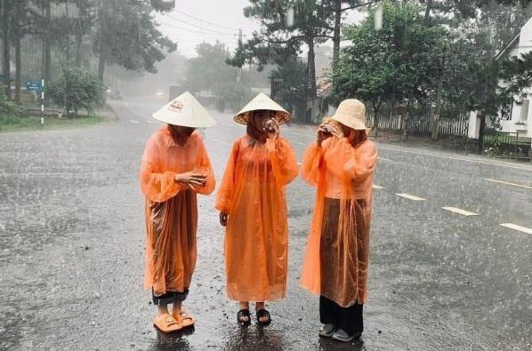 Mặc áo mưa, đội nón lá, tay cầm cốc cà phê chụp ảnh check-in sẽ là kỷ niệm khó quên của nhóm bạn thân. (Ảnh: NM).