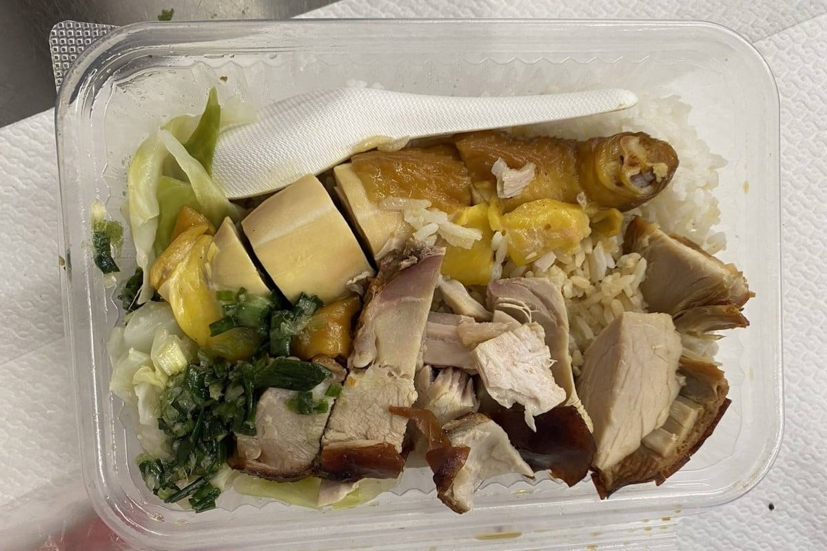 Suất cơm hộp chứa thịt gà, thịt lợn du khách Indonesia mang tới Đài Loan - Trung Quốc.