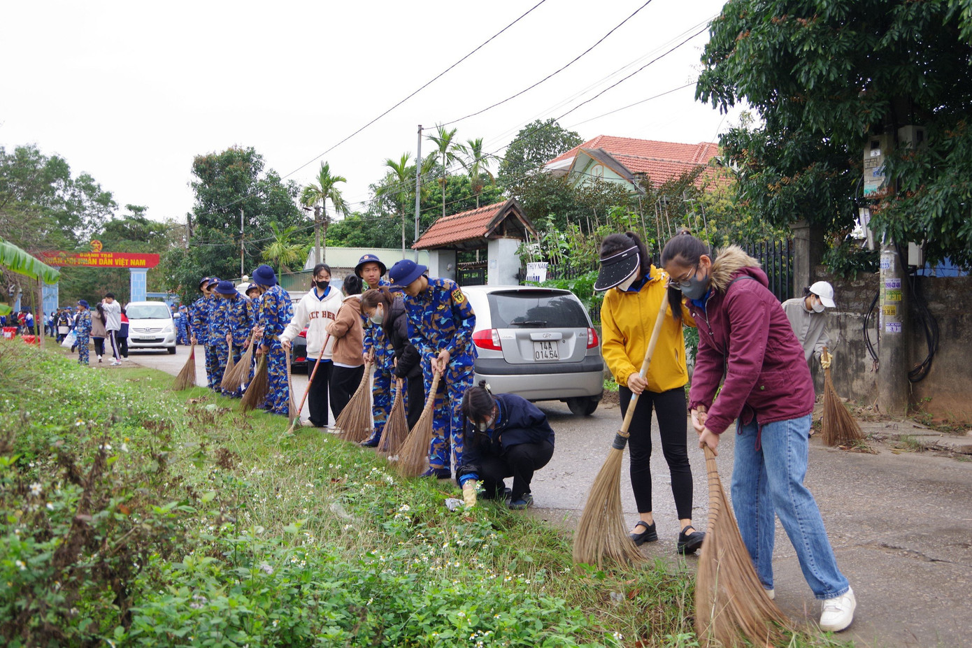 Tuổi trẻ hai đơn vị dọn vệ sinh đường làng, ngõ xóm xung quanh khu vực đóng quân. Tuổi trẻ hai đơn vị dọn vệ sinh đường làng, ngõ xóm xung quanh khu vực đóng quân.