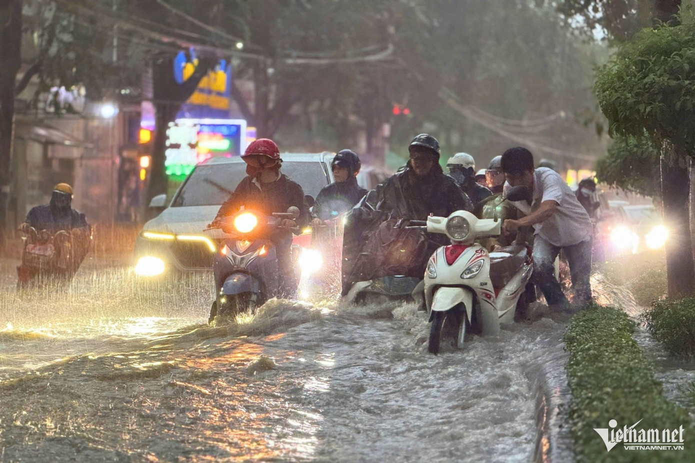 Người dân sống tại các khu vực ngập sâu cho biết đây không phải là lần đầu tiên tình trạng này xảy ra sau mỗi cơn mưa lớn. Họ mong muốn các biện pháp cải thiện cơ sở hạ tầng để đồng bộ với việc chống ngập, tránh những sự cố đáng tiếc xảy ra trong tương lai.