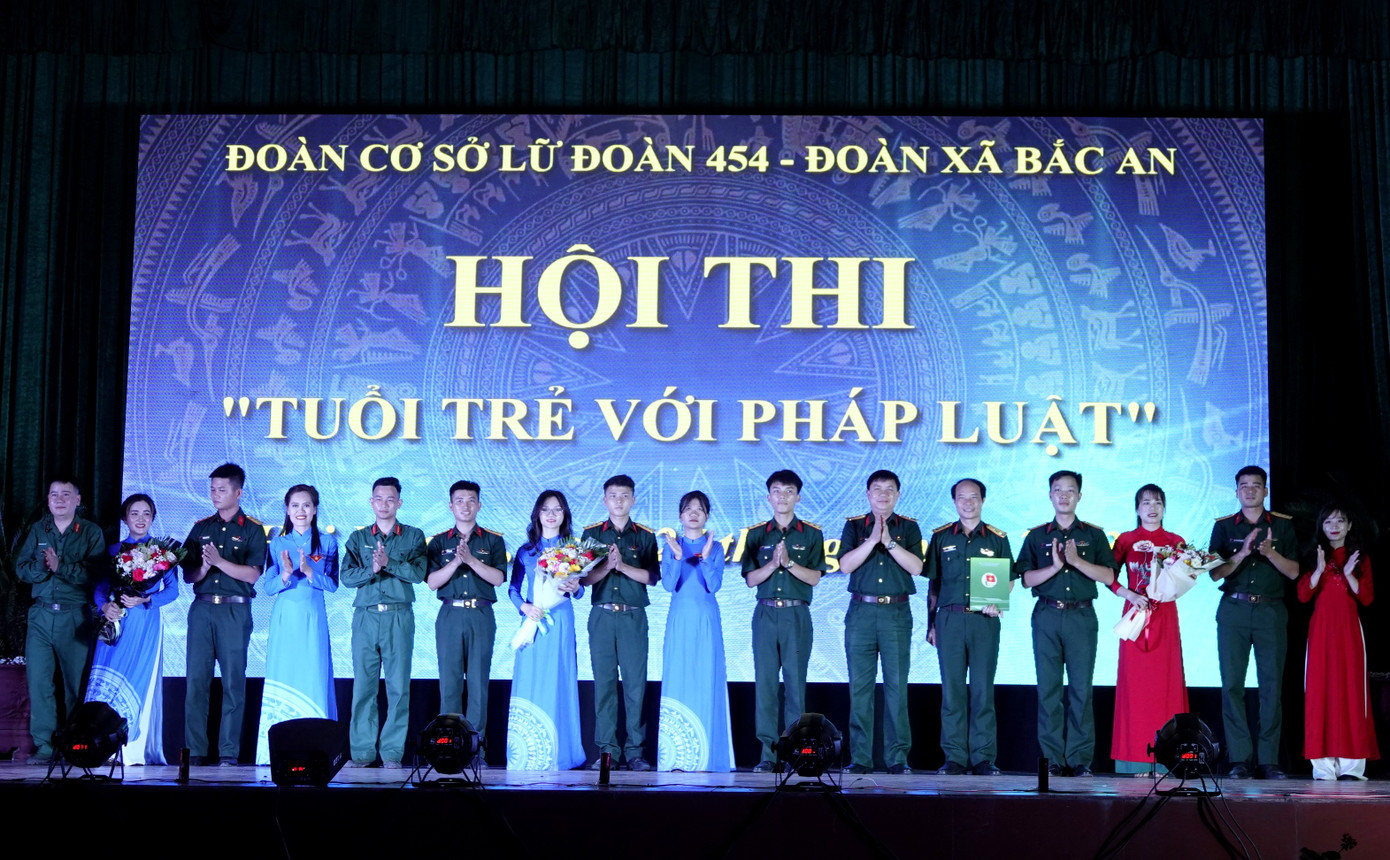 Đại tá Trần Viết Năng - Trưởng ban Thanh niên Quân đội và Đại tá Lê Văn Đang - Chính ủy Lữ đoàn 454 trao quà tặng cán bộ, chiến sĩ Lữ đoàn và các đội thi. Đại tá Trần Viết Năng - Trưởng ban Thanh niên Quân đội và Đại tá Lê Văn Đang - Chính ủy Lữ đoàn 454 trao quà tặng cán bộ, chiến sĩ Lữ đoàn và các đội thi.