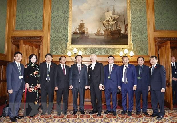 Chủ tịch Quốc hội Vương Đình Huệ và Chủ tịch Thượng viện Anh John Mcfall với đại biểu. (Ảnh: Doãn Tấn/TTXVN) Chủ tịch Quốc hội Vương Đình Huệ và Chủ tịch Thượng viện Anh John Mcfall với đại biểu. (Ảnh: Doãn Tấn/TTXVN)