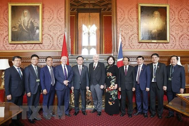 Chủ tịch Quốc hội Vương Đình Huệ và Chủ tịch Hạ viện Anh Lindsay Hoyle với đại biểu. (Ảnh: Doãn Tấn/TTXVN)