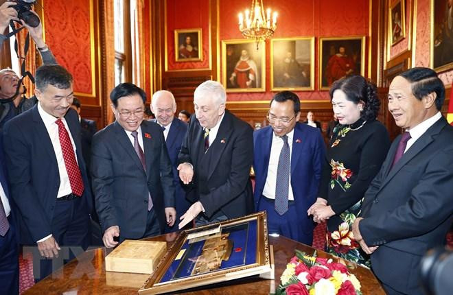 Chủ tịch Quốc hội Vương Đình Huệ và Chủ tịch Hạ viện Anh Lindsay Hoyle trao tặng phẩm. (Ảnh: Doãn Tấn/TTXVN)