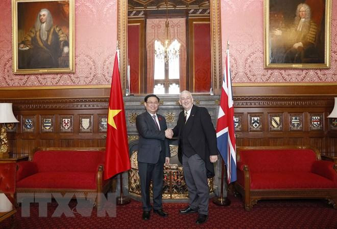 Chủ tịch Quốc hội Vương Đình Huệ và Chủ tịch Hạ viện Anh Lindsay Hoyle chụp ảnh chung. (Ảnh: Doãn Tấn/TTXVN)