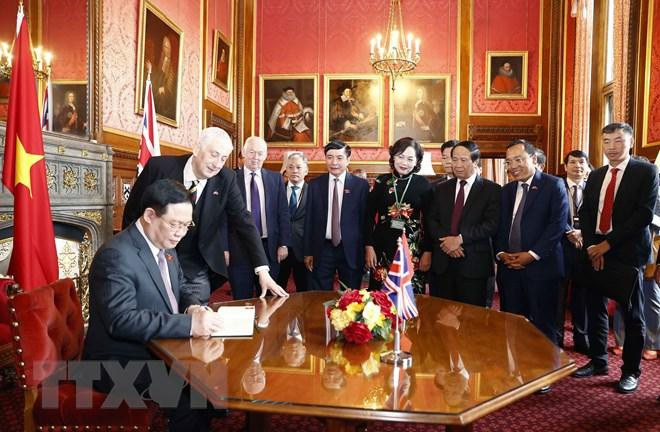 Chủ tịch Quốc hội Vương Đình Huệ ghi sổ vàng lưu niệm tại Hạ viện. (Ảnh: Doãn Tấn/TTXVN)