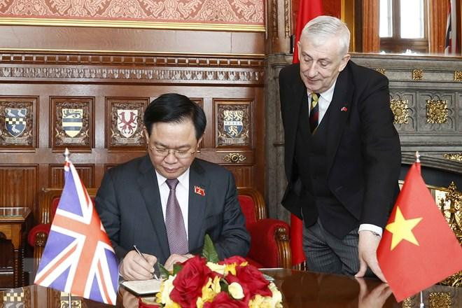 Chủ tịch Quốc hội Vương Đình Huệ ghi sổ vàng lưu niệm tại Hạ viện. (Ảnh: Doãn Tấn/TTXVN)